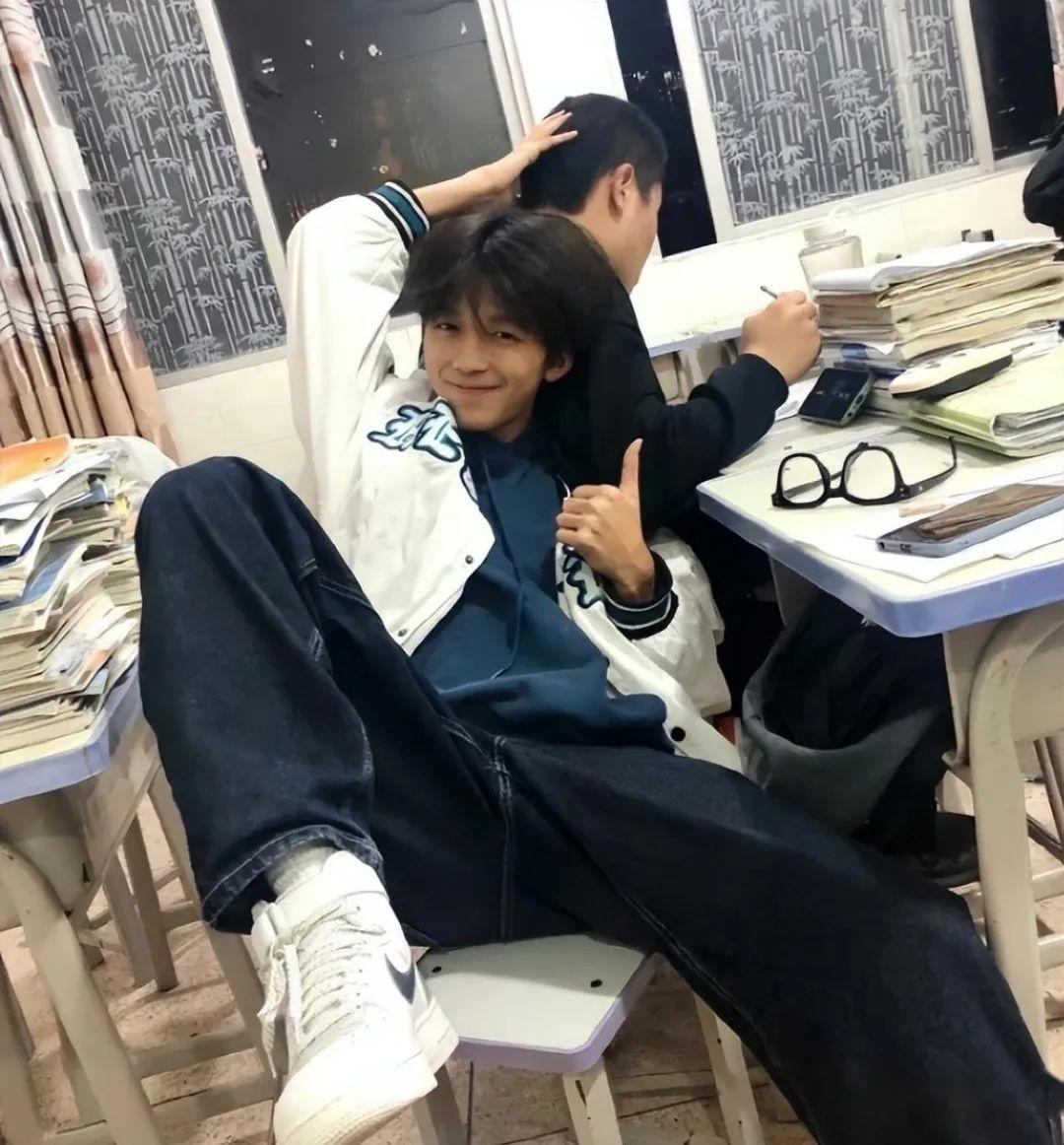 "愿意等他长大",四川一男高中生因外貌走红,女大学生坐不住了