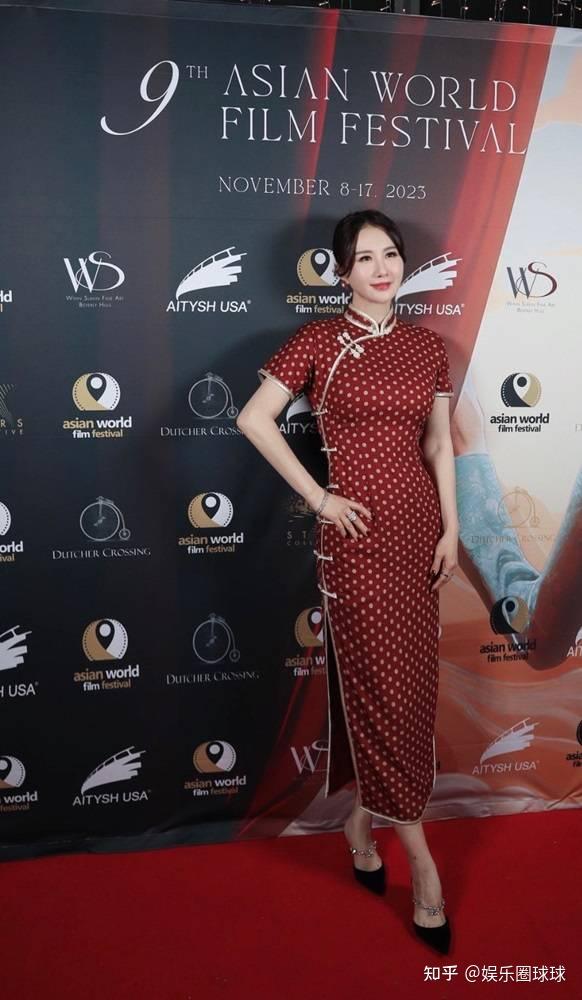 孟瑶亮相第九届亚洲国际电影节 开幕红毯复古造型尽显璀璨星芒 