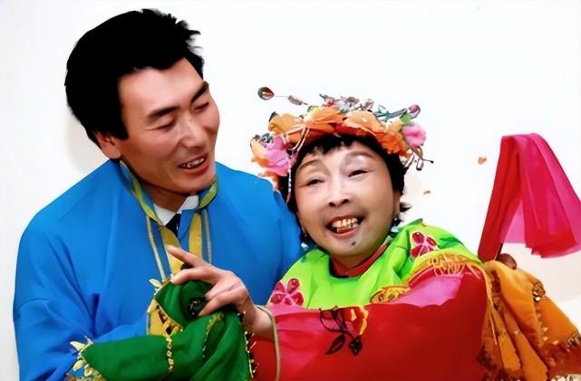 二人转戏班几乎遍地都是,马玉琴就是东北二人转界小有名气的演员,那天