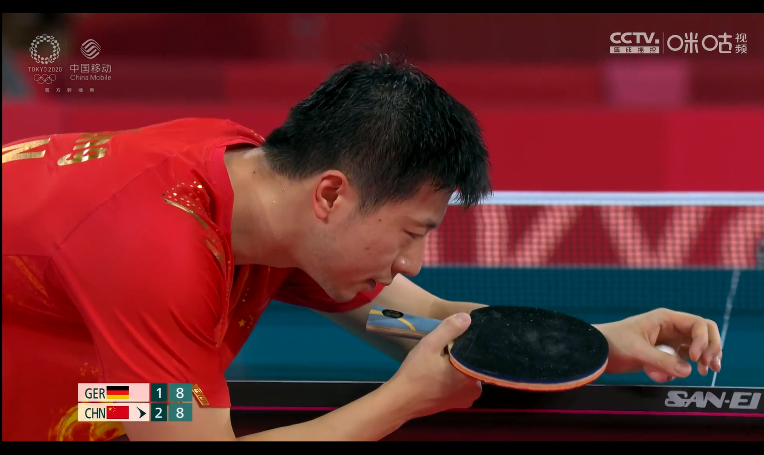 马龙和樊振东打乒乓球擦球拍是做啥的?