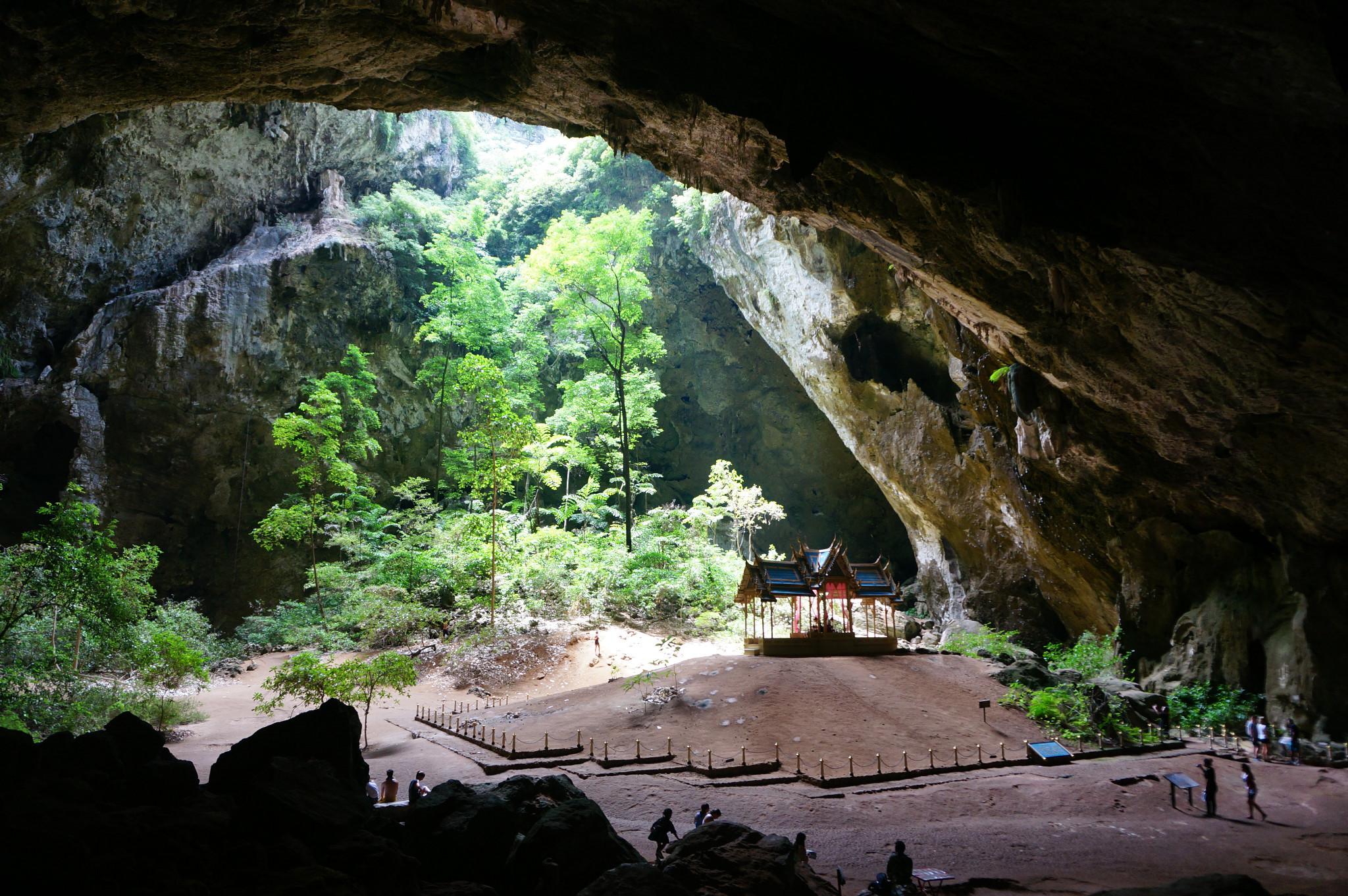 深山洞窟中的寺庙 供奉着一位国王 游客极少来到这里 知乎