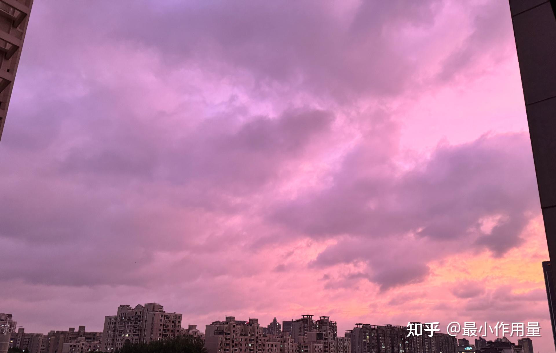 台风贝碧嘉逼近,上海现紫红色天空,为什么台风天会出现这种颜色的天空