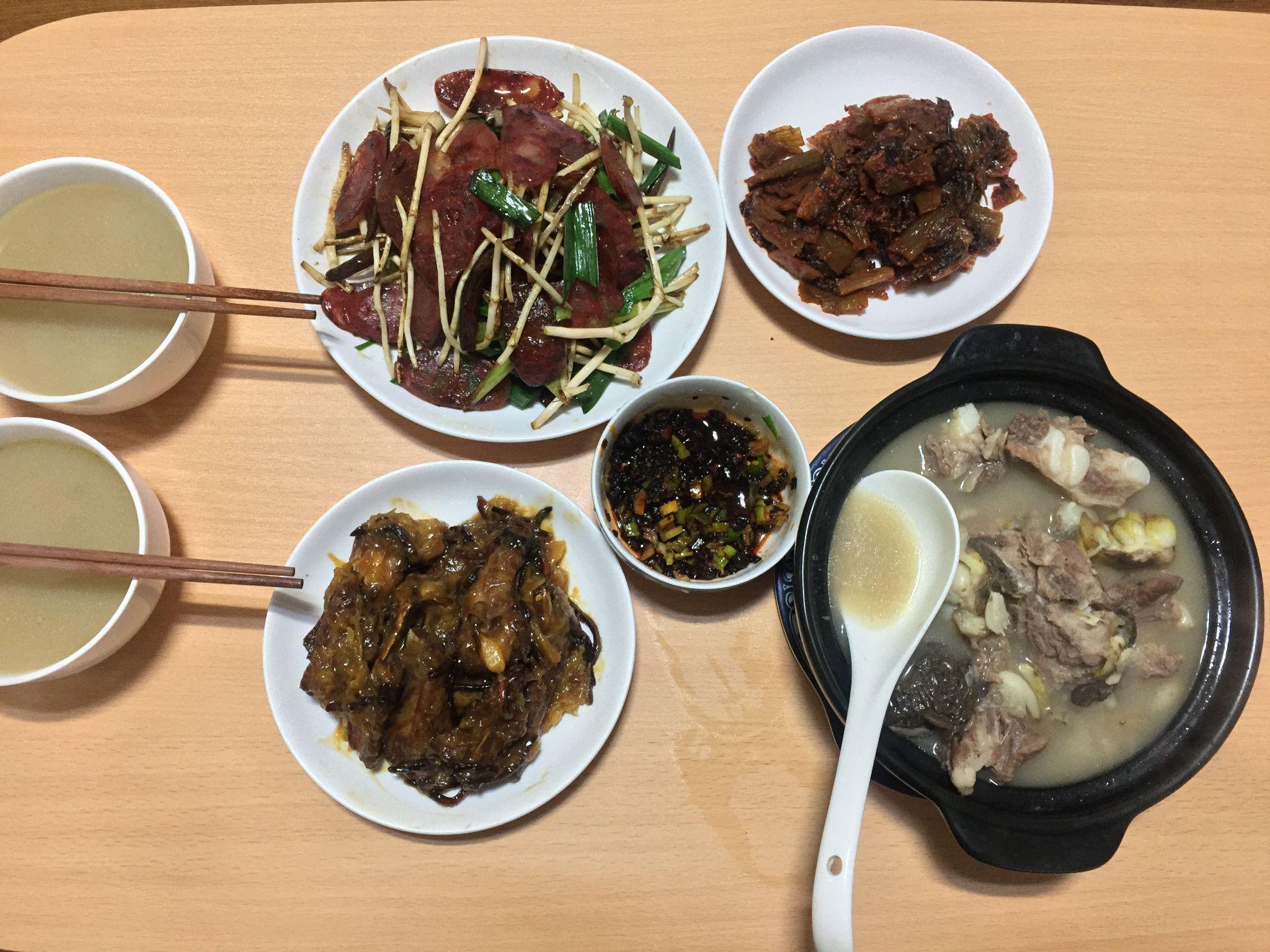 先喝汤,补水再吃肉,酸甜开胃小炒正好下饭饭不够还有炖排骨么么谢谢