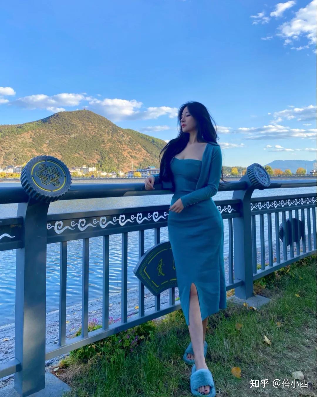 抹胸包臀连衣短裙搭配高跟鞋,又a又飒①,短款:身材好的女孩子穿着短