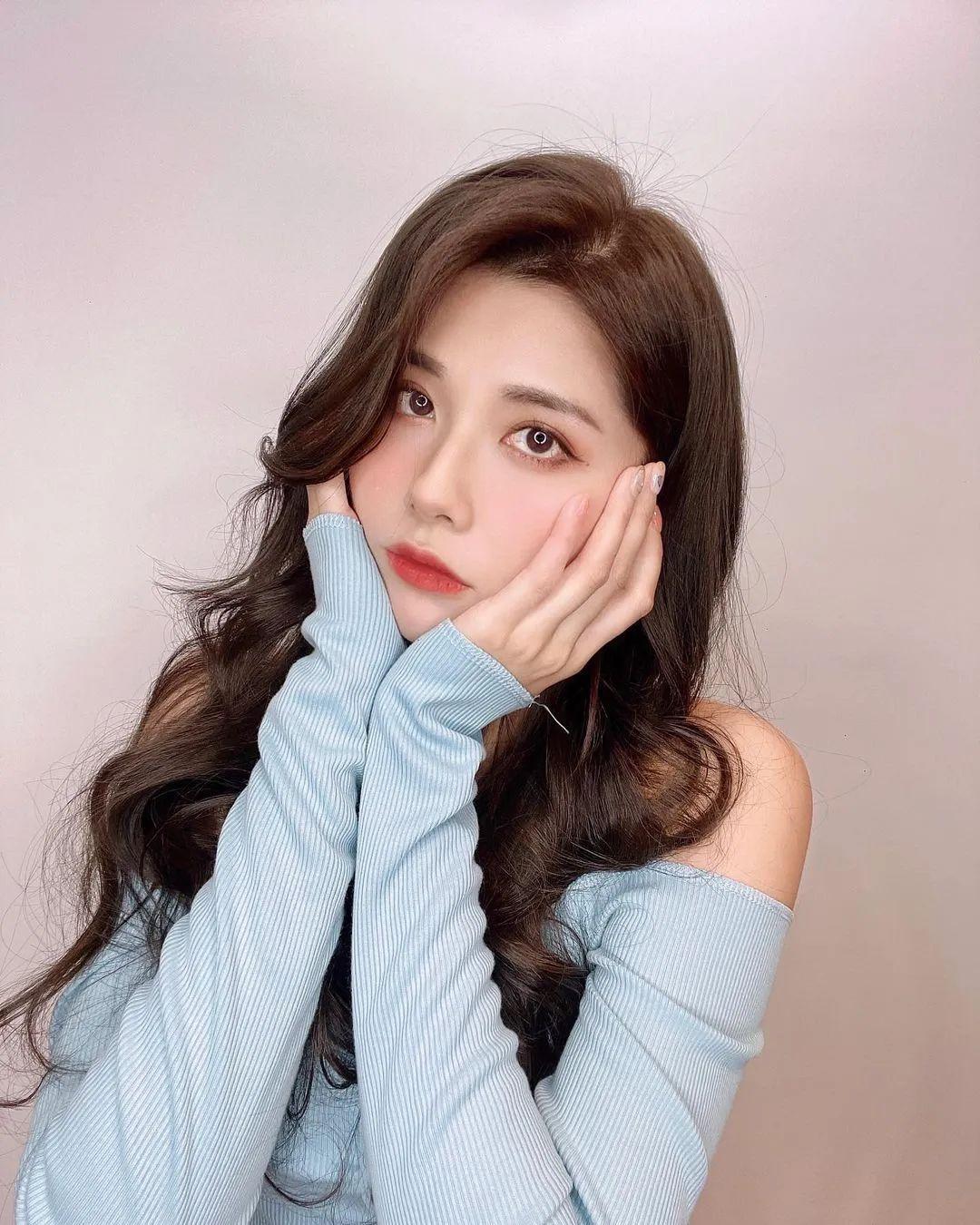 台湾网红沐沐,精致五官,白皙皮肤,大长腿夺目,d杯吸引力十足