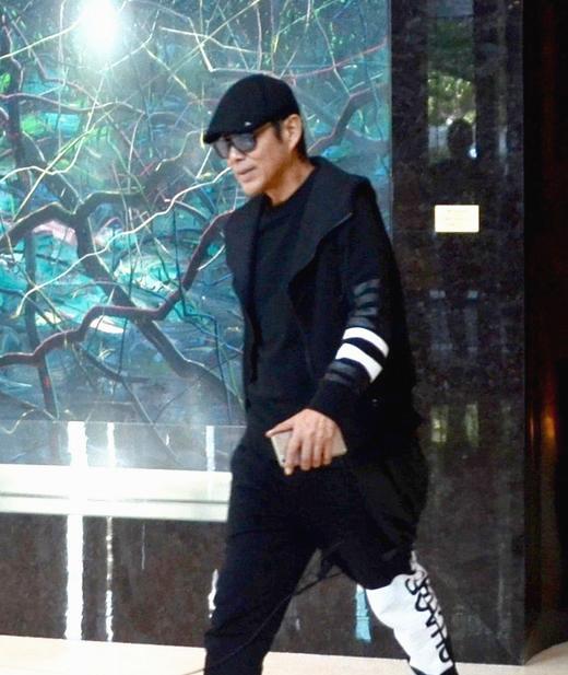 "儒雅男神"陈道明参加活动,穿运动服装走休闲风,戴墨镜好酷