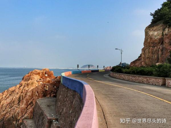彩虹公路:枸杞岛沿着海岸线的环岛公路,被粉刷成了缤纷的颜色,自谮