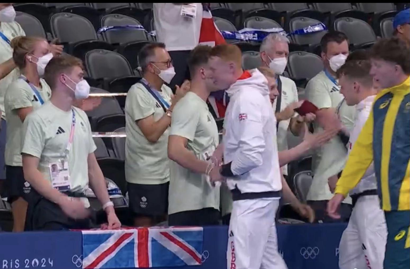 theguardian奥运游泳选手佩戴口罩防止新冠