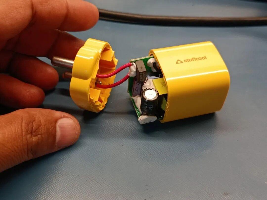 拆解一个印度阿三造的20W USB-PD充电头,怎么会用黄色作为外壳颜色?