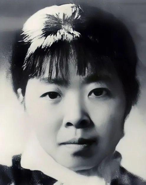 萧红(1911年6月1日-1942年1月22日),中国近现代女作家,"民国四大才女"