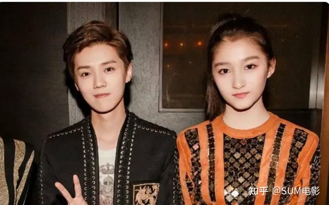 33岁鹿晗,26岁关晓彤现状:游玩日本吃拉面,粉色卫衣很妖娆