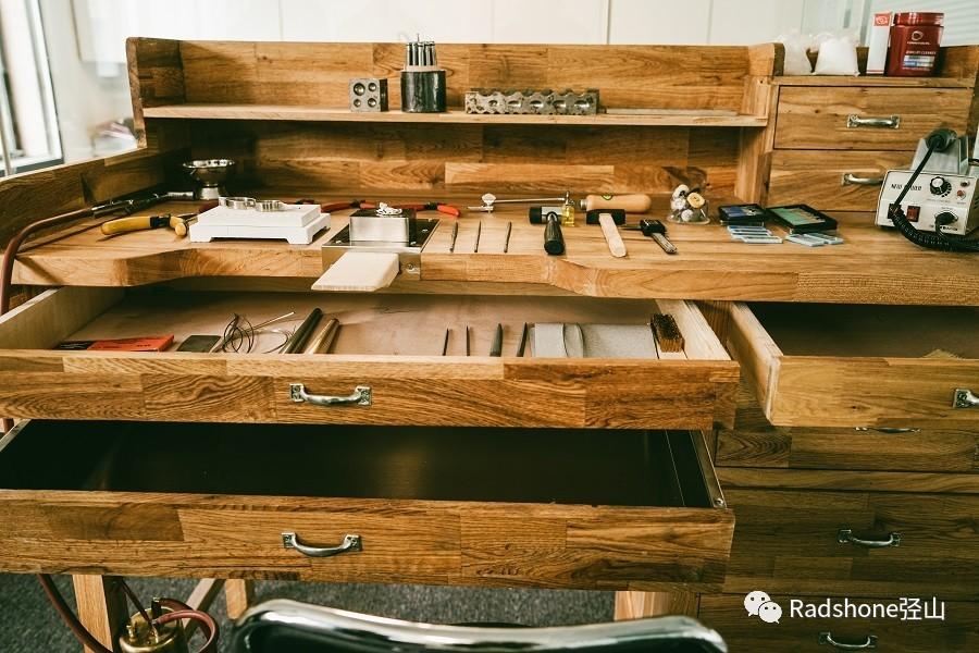 探秘珠宝制作大师的工作台魔法产生的方寸之地