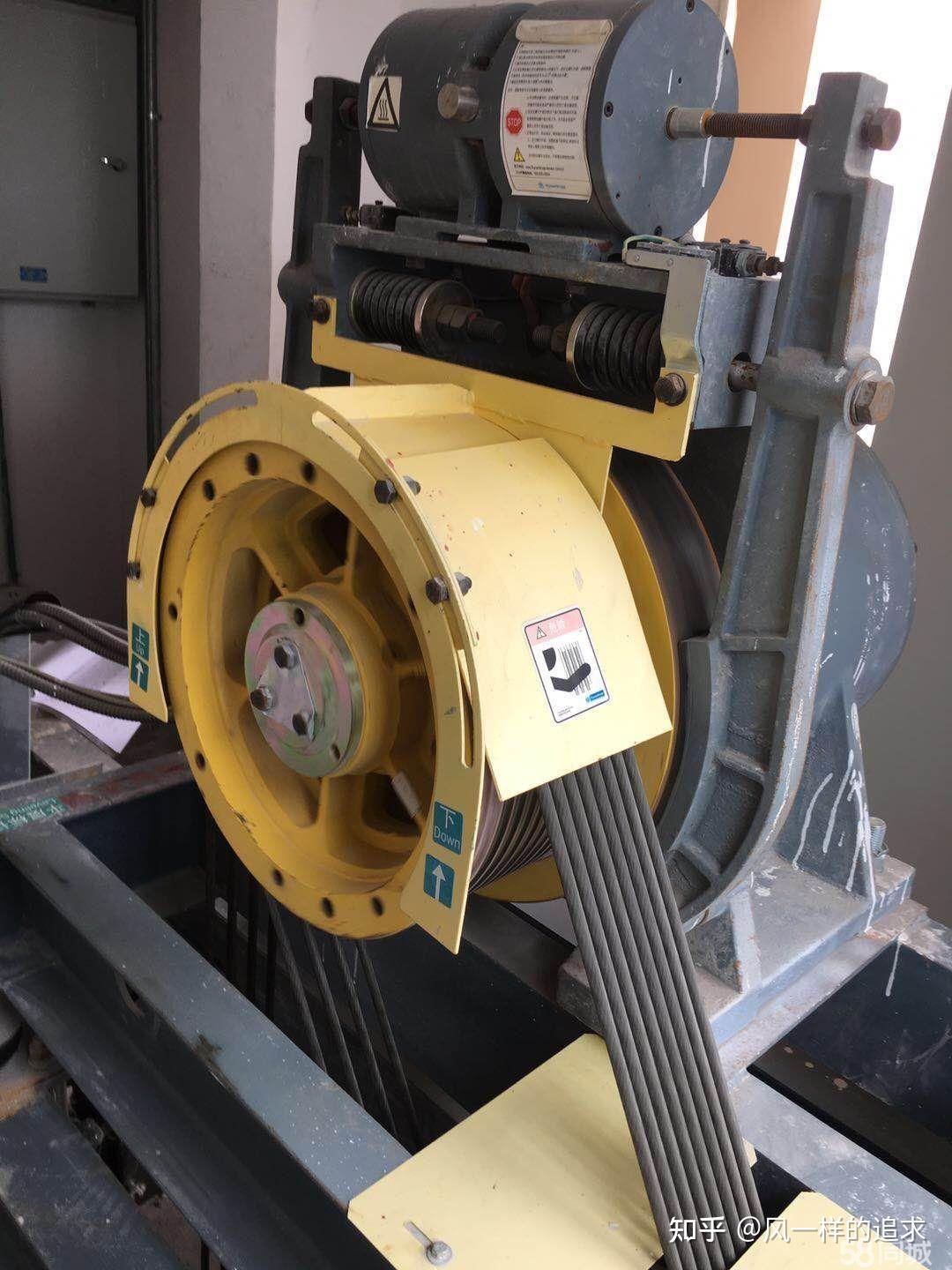 电梯紧急制动按钮按了后容易因为惯性导致电梯上的人二次摔倒,那么按