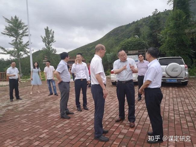 图示:万祥军主任在广东英德市人民政府副市长罗伟权,英德市望镇党委副