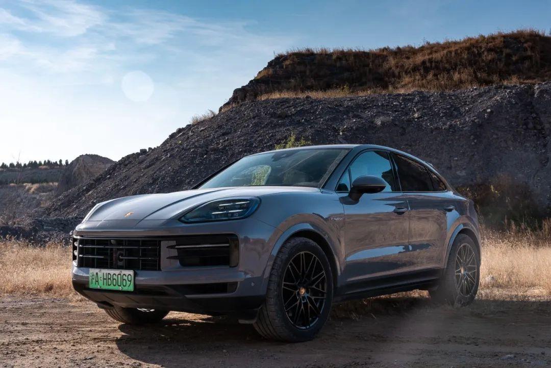 我们分到的是一辆新款 cayenne e-hybrid coupé车型,2.