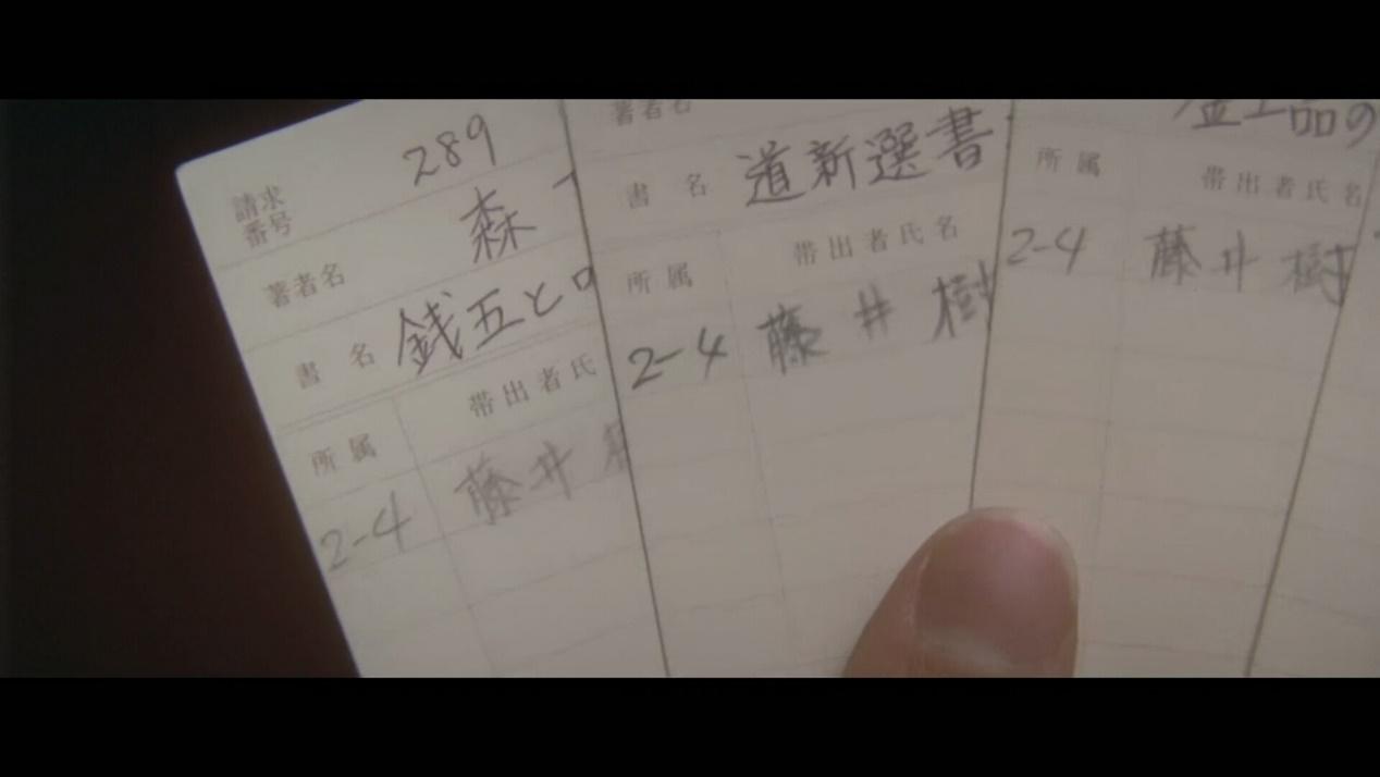 男树和她在图书馆值日生,总喜欢坐在窗边看书.