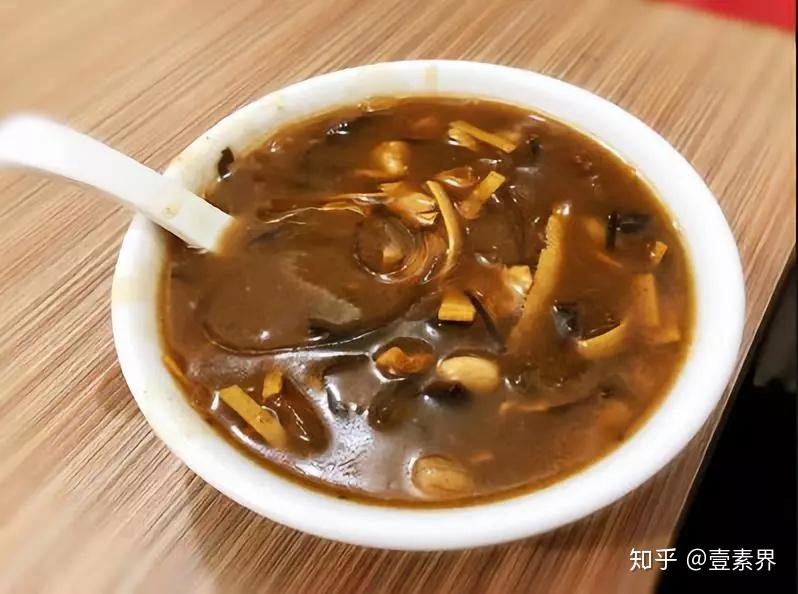 纯素胡辣汤3,汤锅注水烧开,除板栗外,其他所有材料一起投放进锅,大火