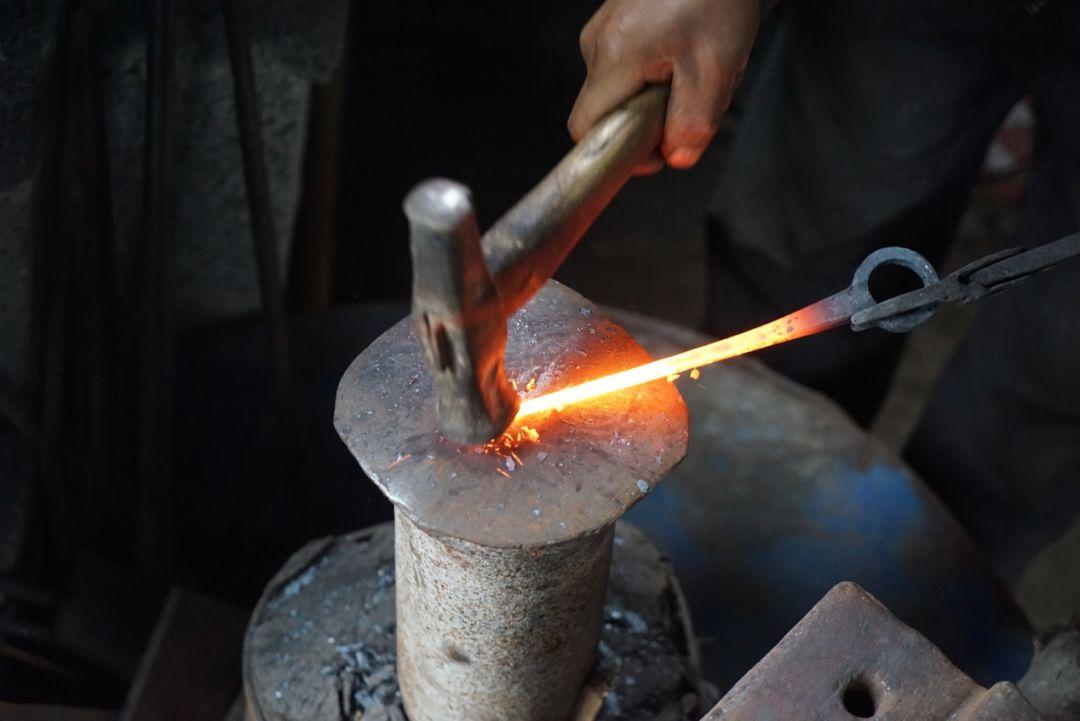 从古至今,传统工艺的制作过程从没更改,一把铁钳夹着一个烧得通红的
