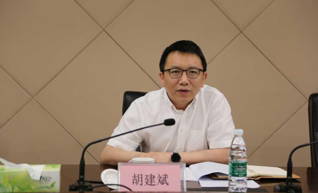 履历显示,胡建斌生于1970年11月,最早也在华泰证券任职,而且几乎在各