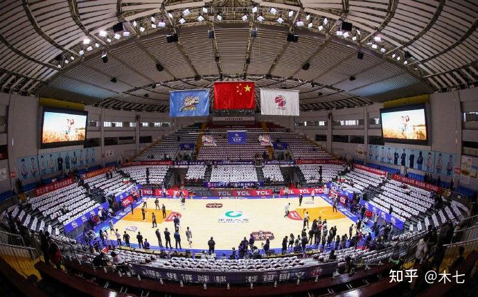 新疆红山体育馆一面雪莲一面魔鬼