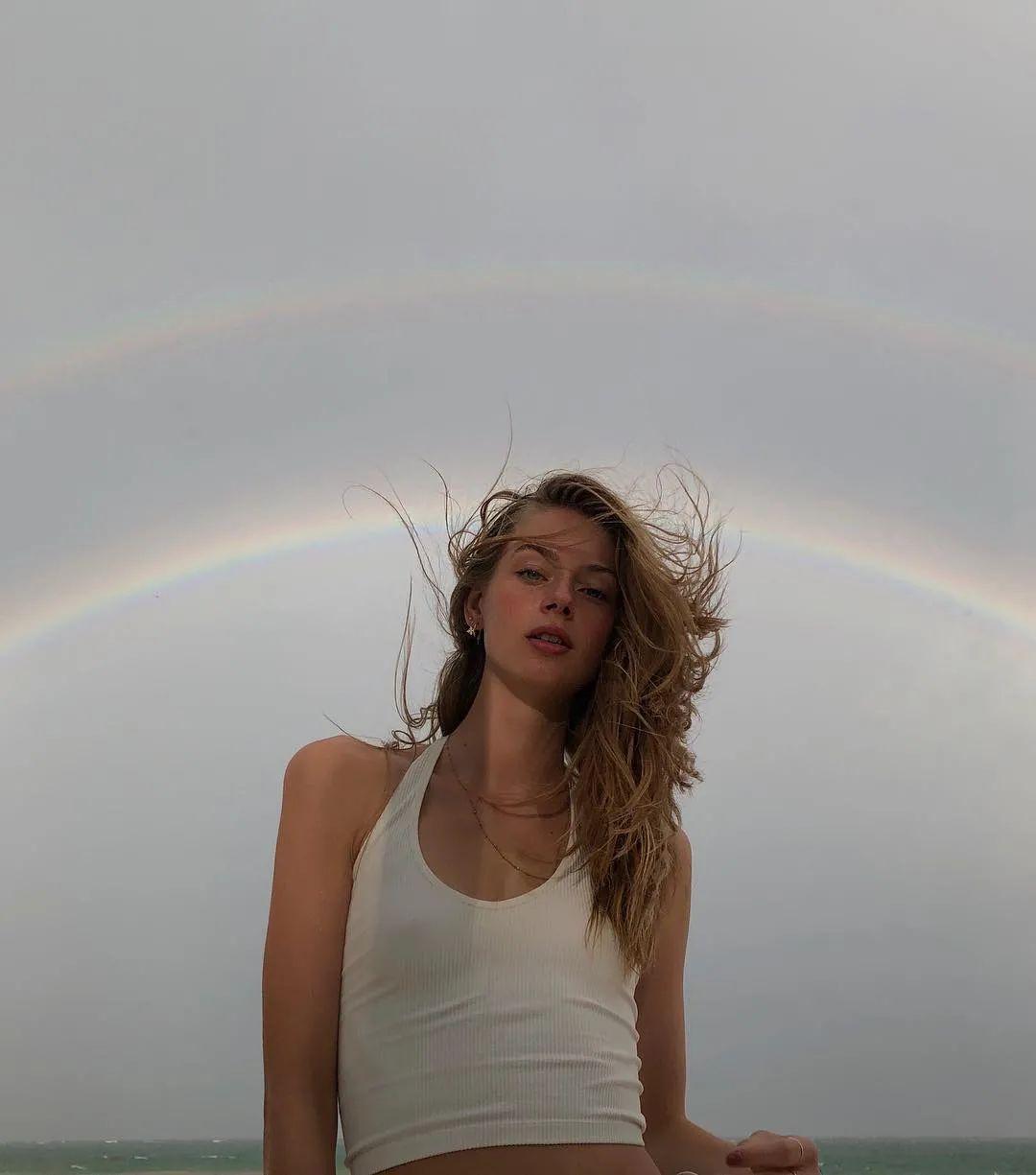 幕后私底下的lauren,是一位比较低调朴素那一卦的女孩.