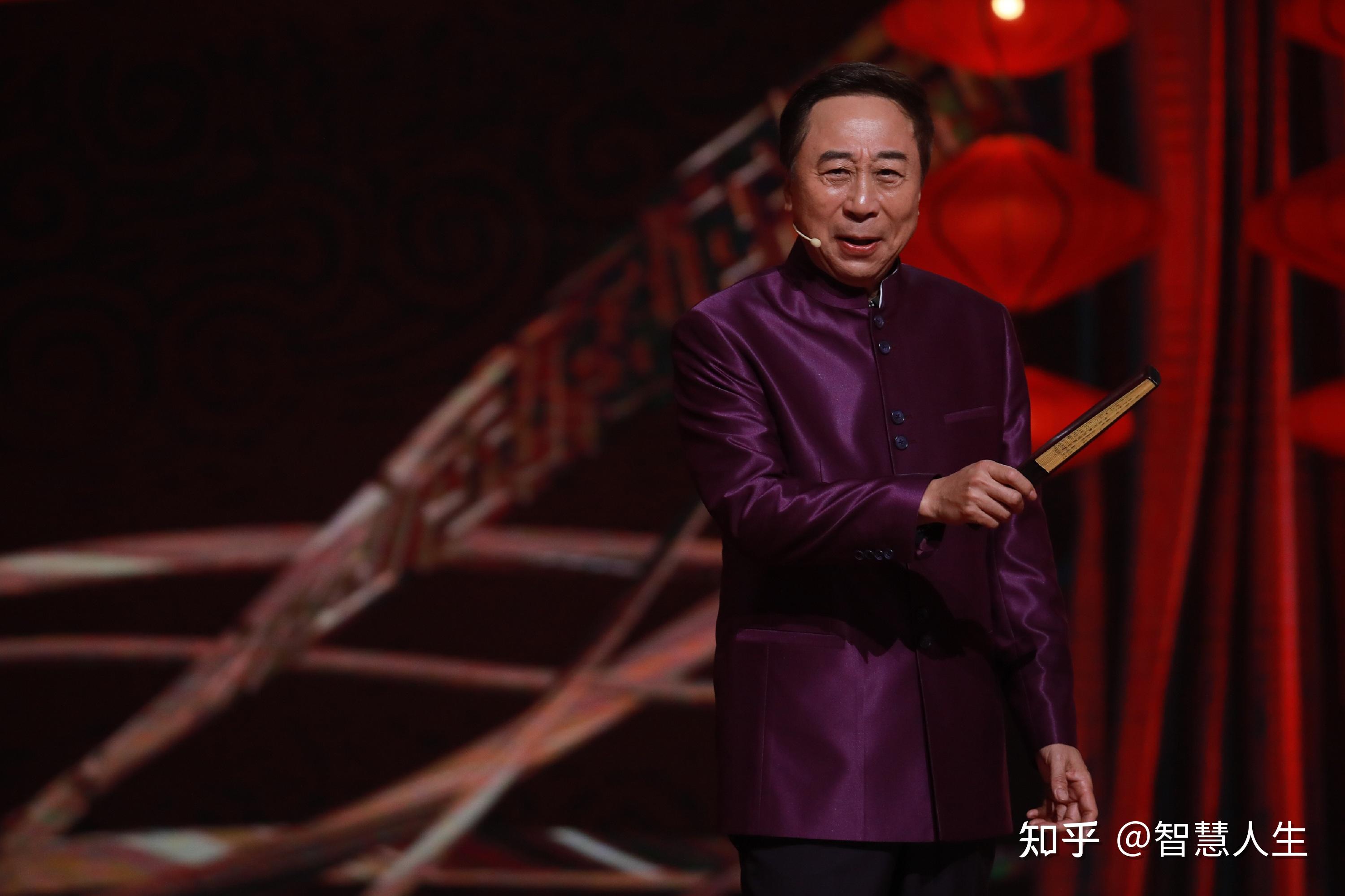 冯巩方清平合体录视频,二人用幽默的话语反映社会现状,引人深思