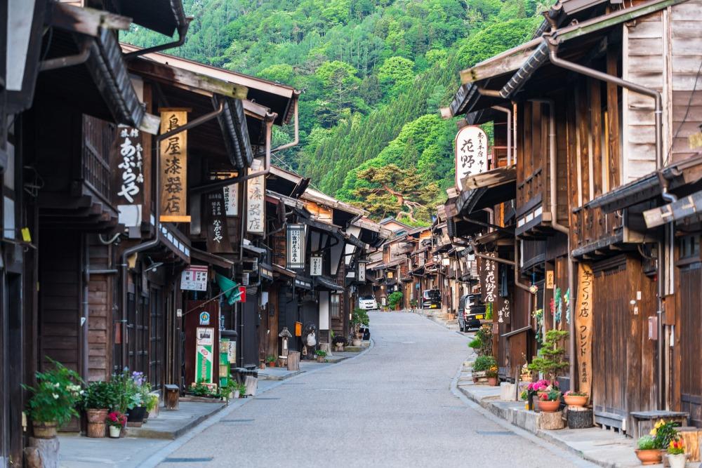 我们会发现虽然日本城市风景的古代视觉记忆虽然没有欧洲那么明确,却