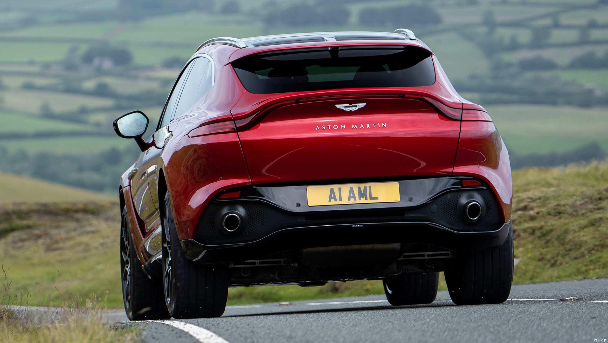 在车身侧面则更是堪称dbx最美的角度,新车更像是一台加高底盘的