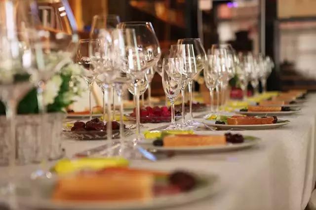 葡萄酒的饮用顺序和基本的餐酒搭配方式