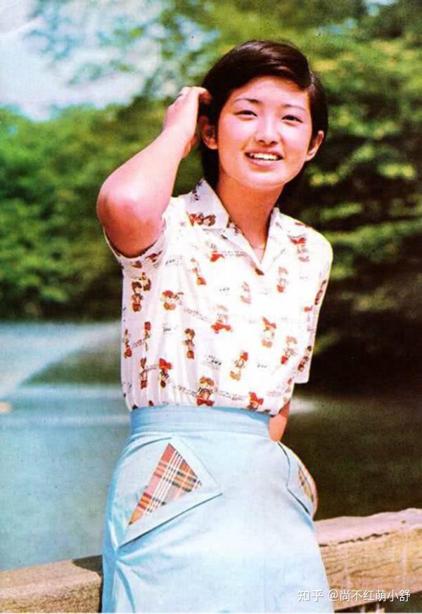 山口百惠老年发福也挺气质穿衬衫配九分裤从容优雅老去真美