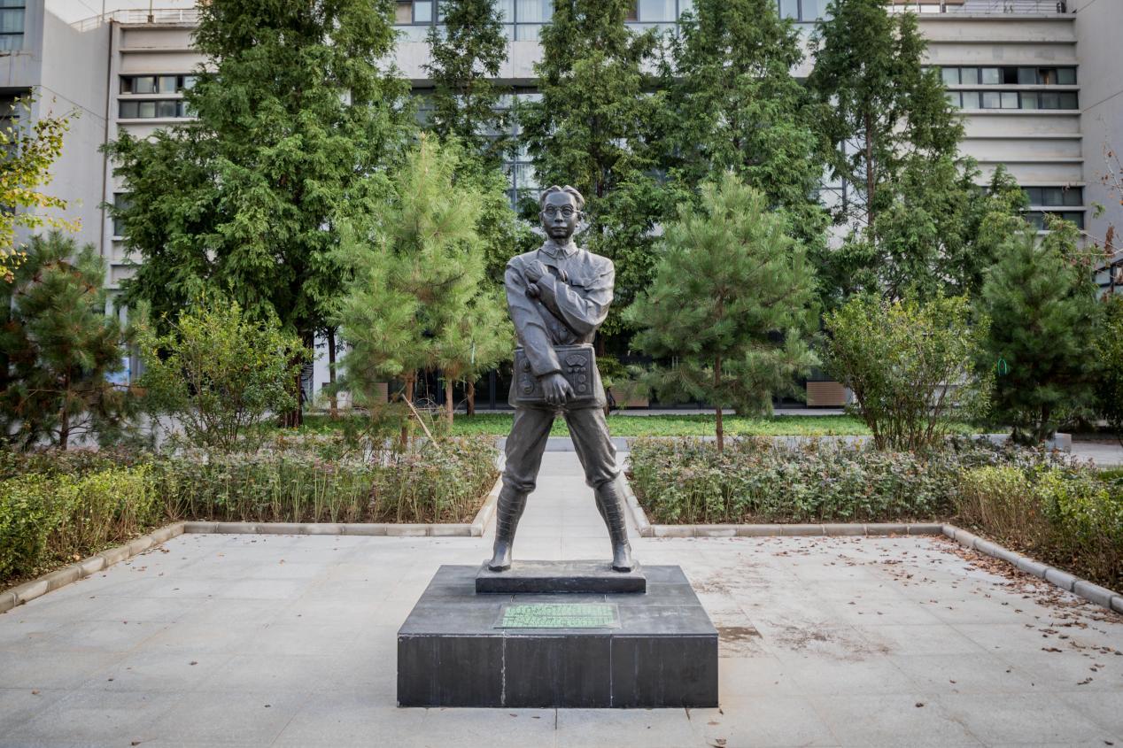 「永不消逝的电波61——61李白」雕像 - 知乎