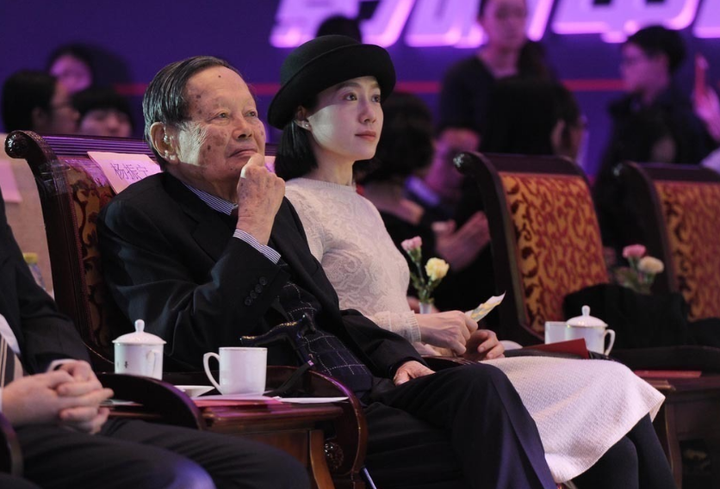 杨振宁现状101岁身体出奇的硬朗47岁翁帆风韵犹存年薪百万都给小54岁