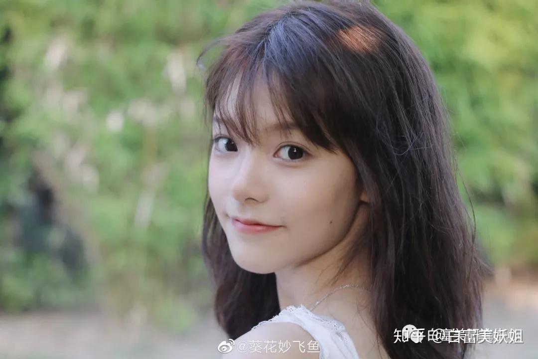 葵花妙飞鱼原名曾佳怡,是一名刚毕业的美术生,高考过了本科线,现栽谮