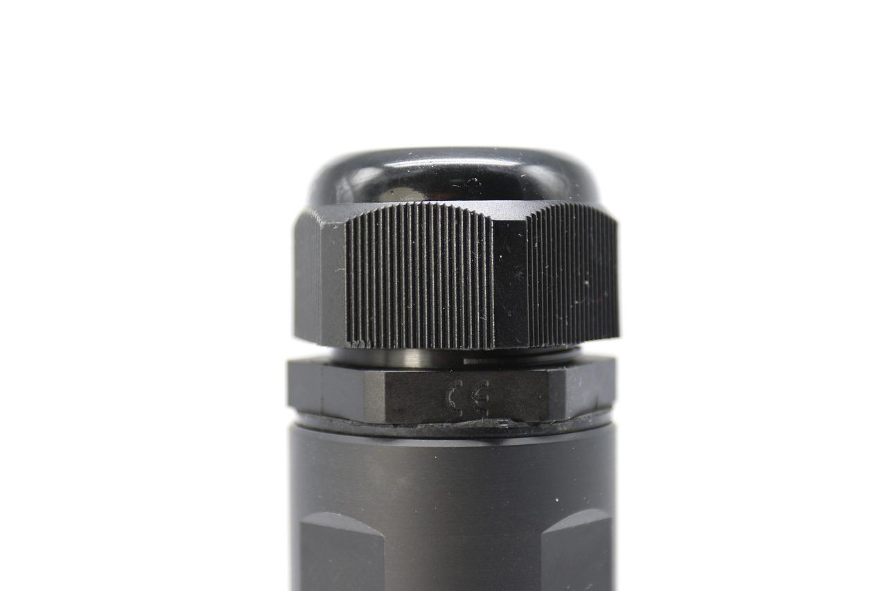 3. 涂抹润滑油辅助