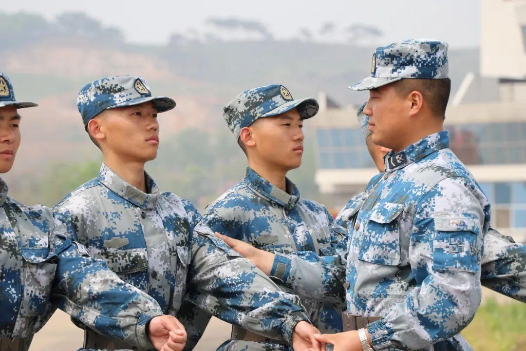 训练场上,兄弟俩并肩战斗入营后,给爸妈报一句平安是兄弟,更是战友