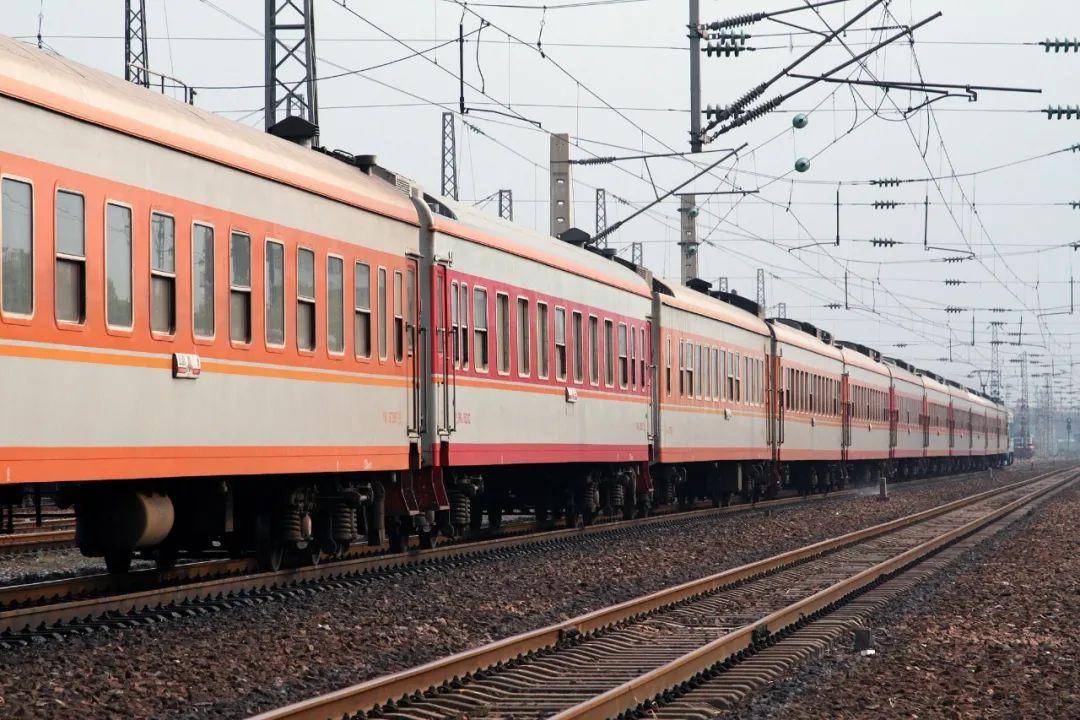 中国绝版的红皮火车话说回来,不管你是涂成绿色,蓝色还是变装橙色或者