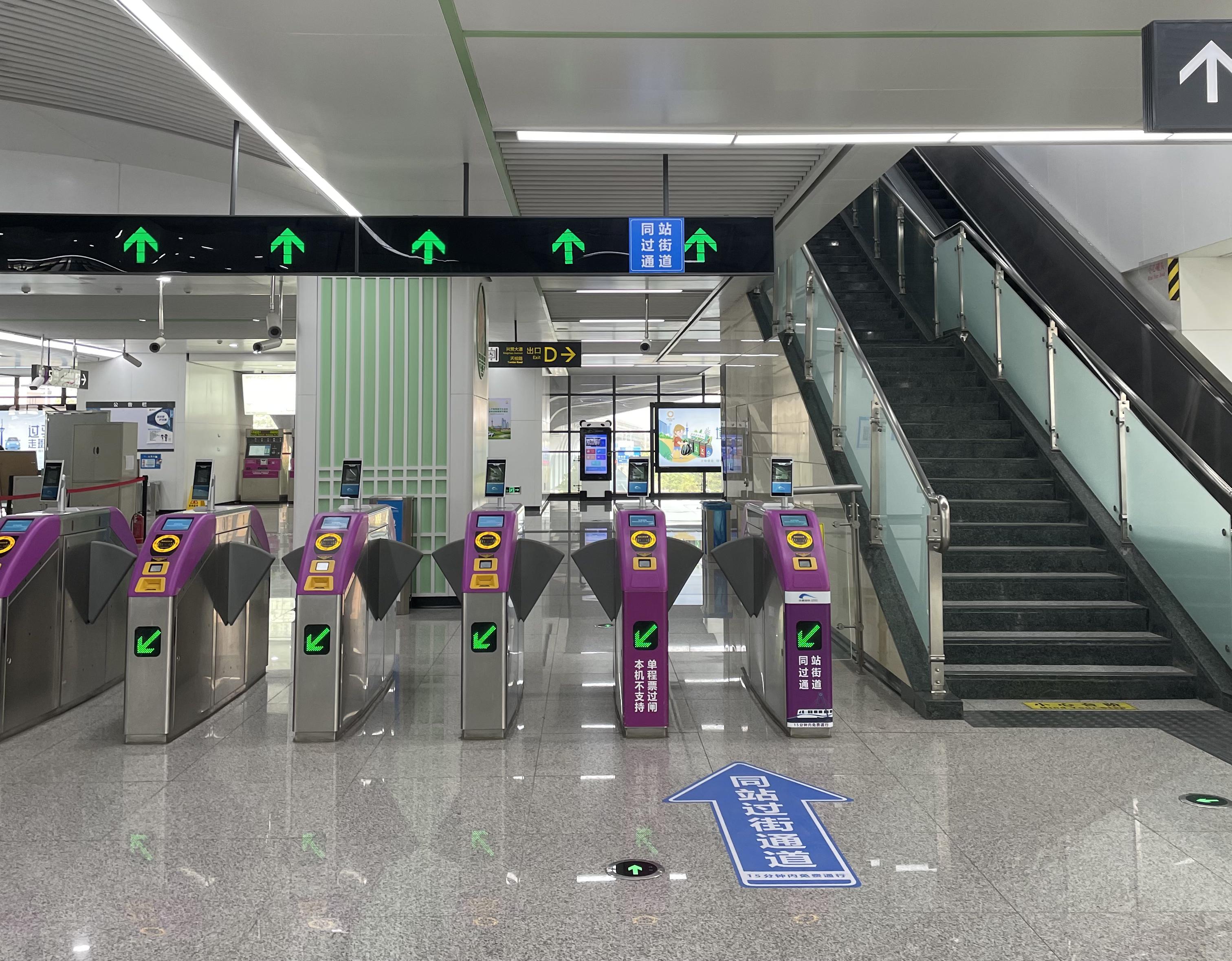 布局下城市地下通道与地面步道的衔接协调,形成地铁站点与周边商圈