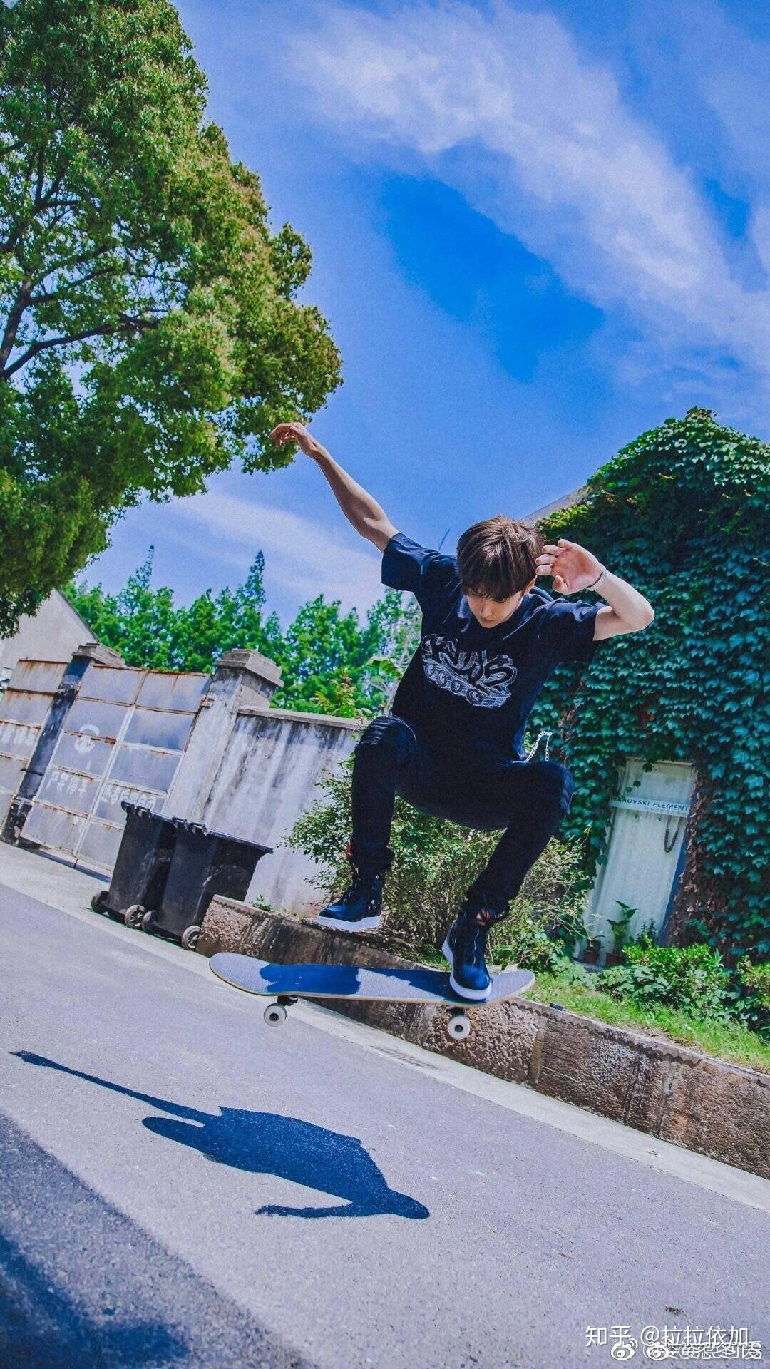 有那些王一博滑滑板的头像的图片啵