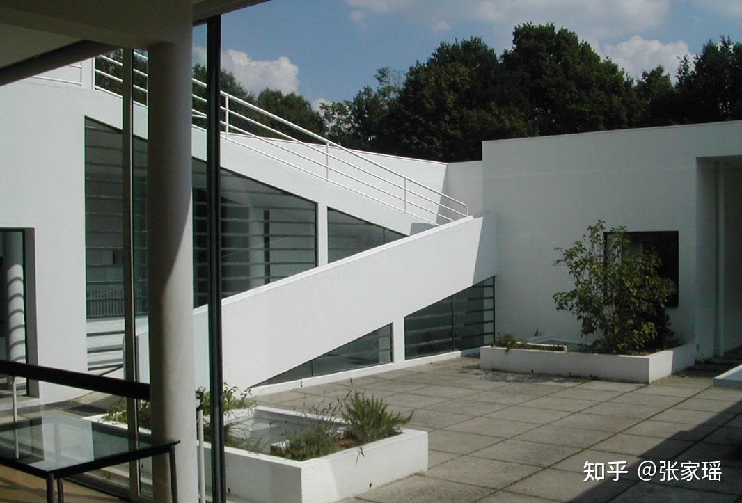 萨伏伊别墅深刻地体现了现代主义建筑所提倡新的建筑美学原则.