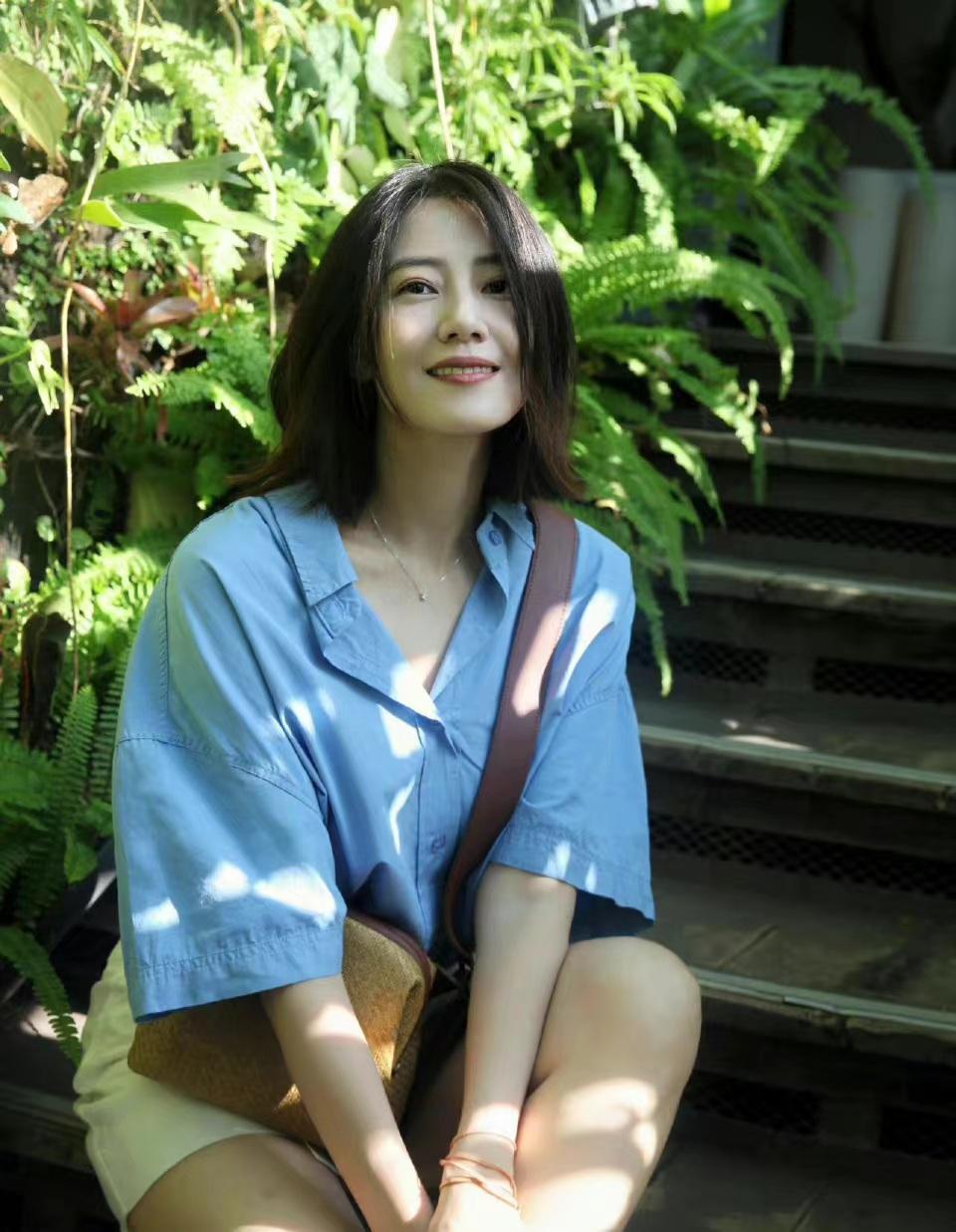 高圆圆北京街拍,宽松蓝衬衫配白短裤,清新干净又随性自然 - 知乎