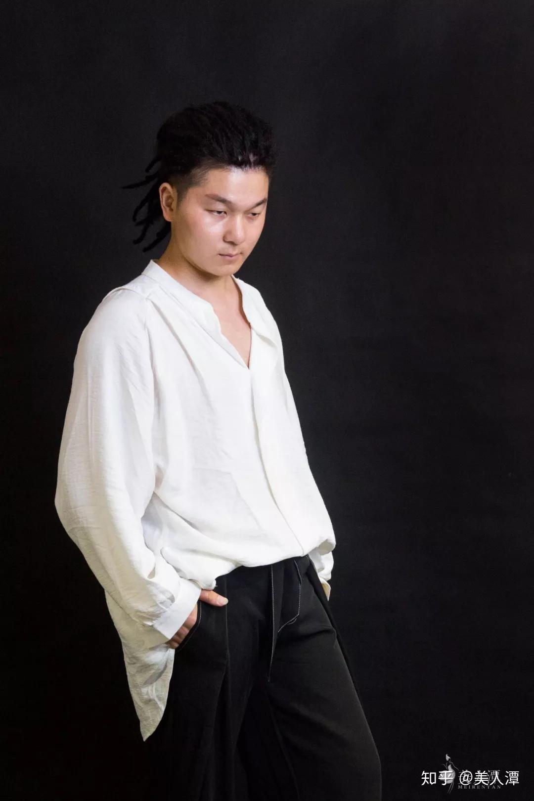 她还是普通美发店里一名给人编着日常四股辫儿的内向小女孩:长得不算