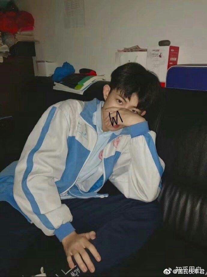 有无高中素人帅哥的照片?晒出你们学校最好看的男生的照片,跪求?