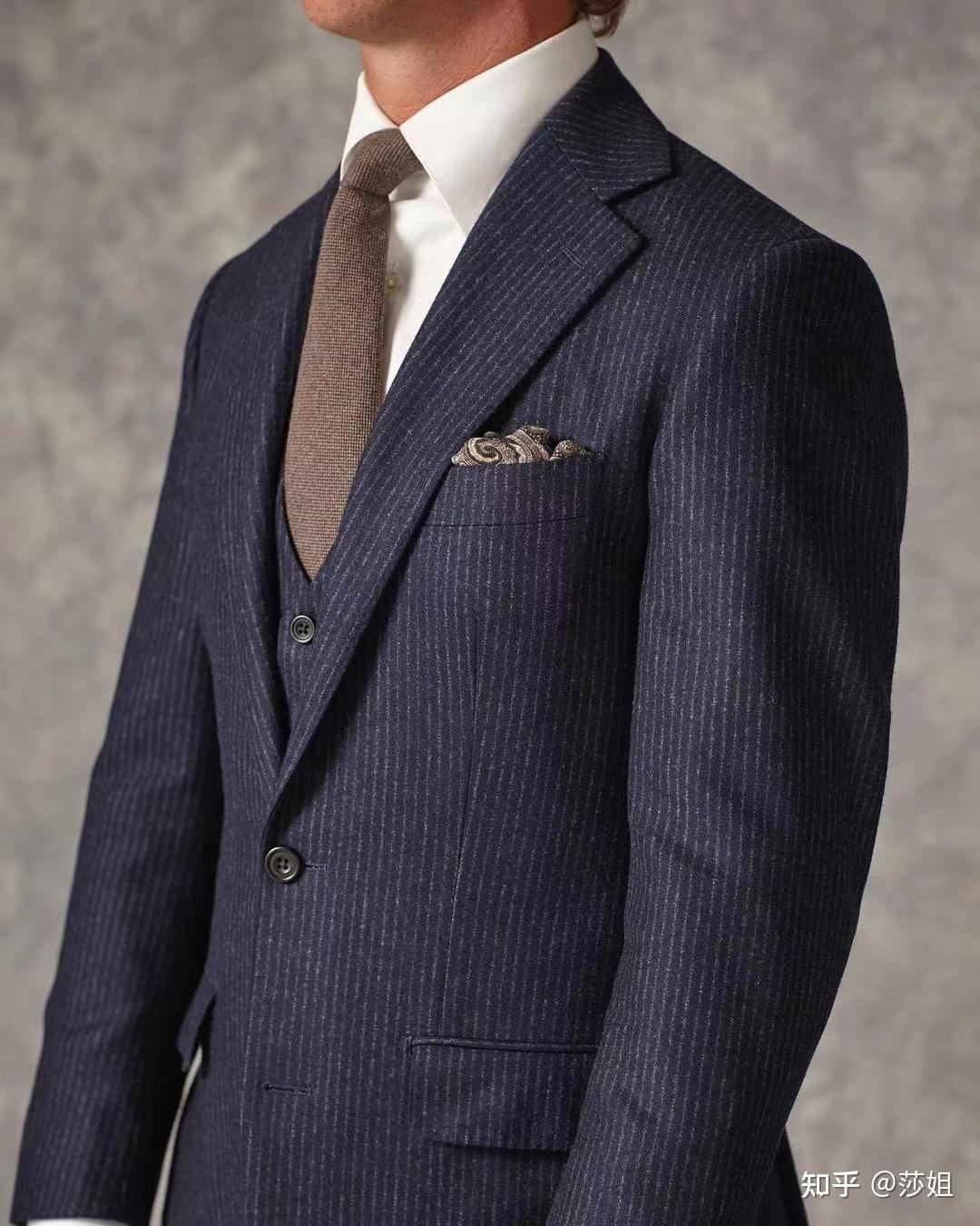 条纹的样式在西服上主要分为两种:细条纹,粉笔条纹.