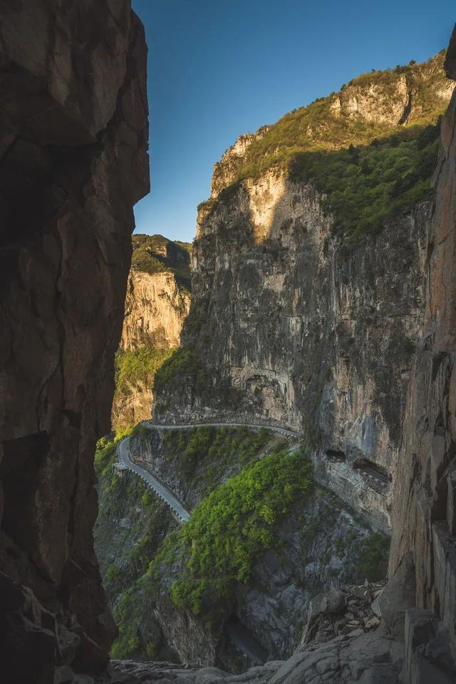 左手悬崖右手峭壁这条中国最险天路让无数老司机欲罢不能