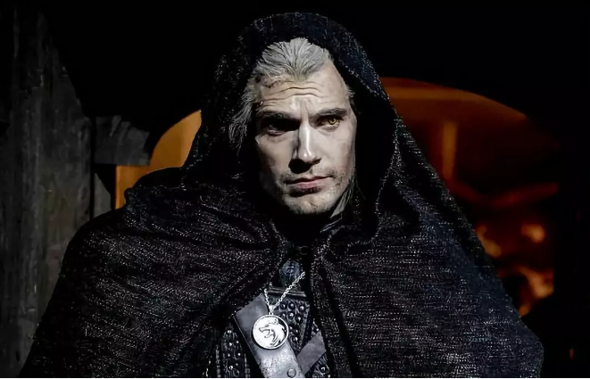 看到亨利·卡维尔版的杰洛特白发飞舞,剑映寒光,有木有一种想舔屏的