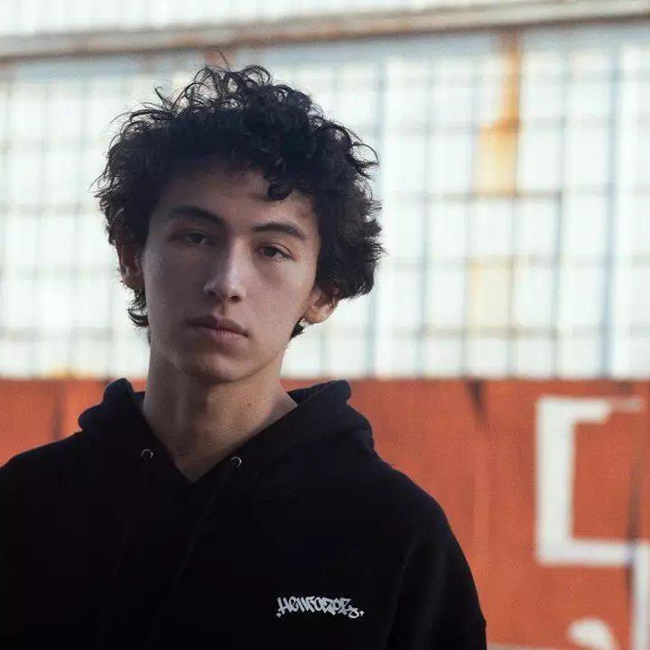 有没有歌手suburban的照片