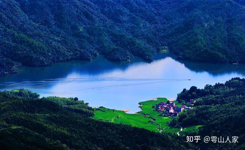 站在雩山山脉的乐安老虎脑山顶,视野里天空下最美的天际线,断断续续的