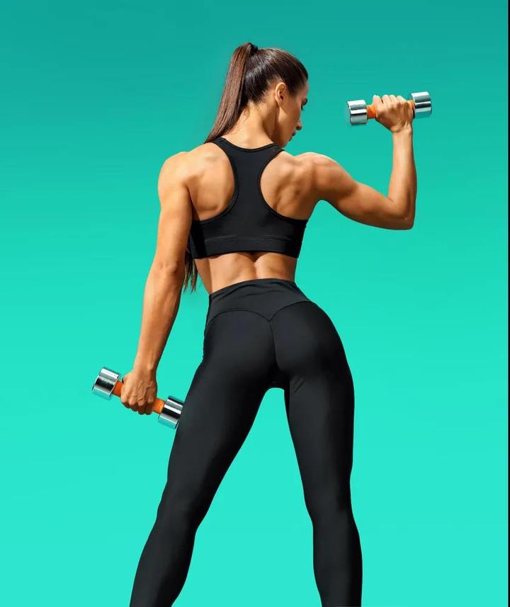 在家一把哑铃练出翘臀啦