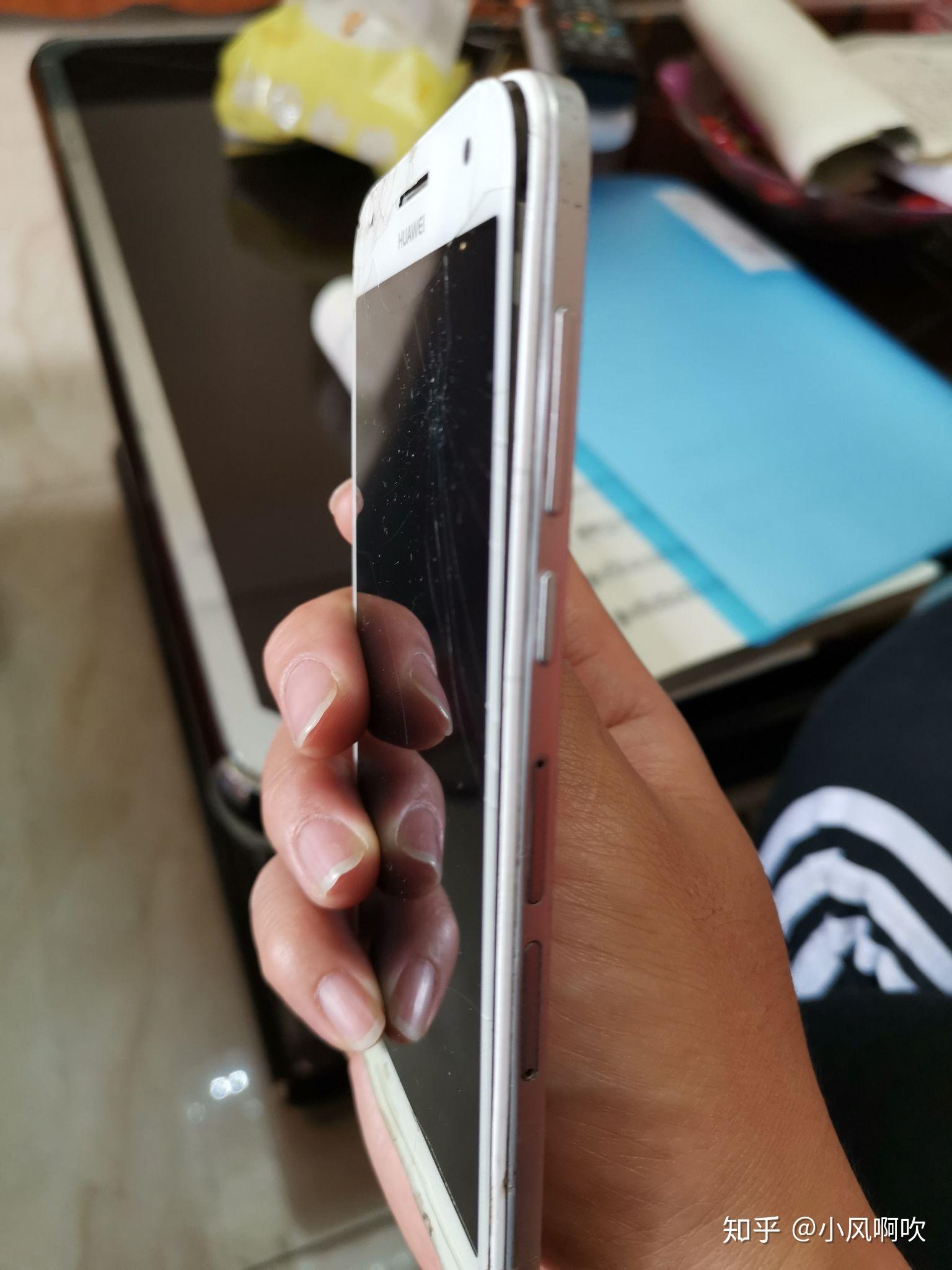 mate20摔坏图片,mate30摔坏的图片 你好华为mate20今天摔了一下屏幕没有坏里面硬件会不会坏
