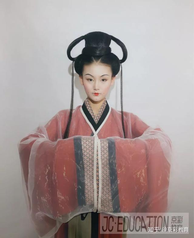 到了魏晋南北朝时期,女子的妆容在色彩方面比秦汉时期更为大胆